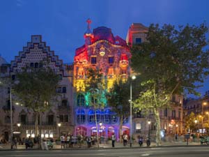 Foto: Claudia Maurino Façana Casa Batlló colors LGTBIQ+